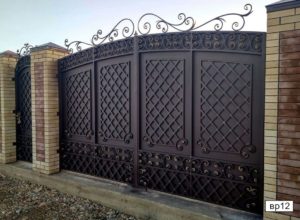 Большие кованые ворота с калиткой Арт. вр12