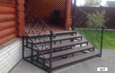 Крыльцо с коваными перилами Арт. кр3